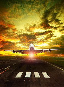 物流飞机从场跑道起飞对抗美丽的太阳升起天空美丽日光昏暗商业图片