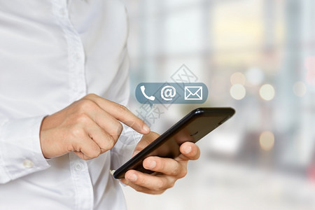 服务使用智能手机与邮件电话子邮件图标Idea连接男手以方便客户支持互联网在线的屏幕高清图片素材