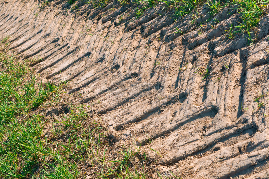 抽象的地面球拖拉机的踪迹田野中干土地拖拉机痕迹图片