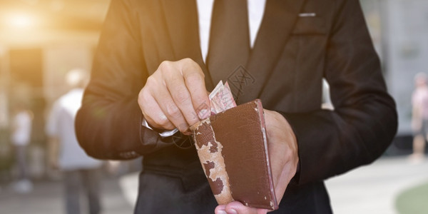 象征金融的行政人员手持有现金业务和财概念的开着皮钱包的商人手图片