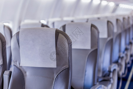 航班空飞机座椅和灯光的视图到达航空公司图片