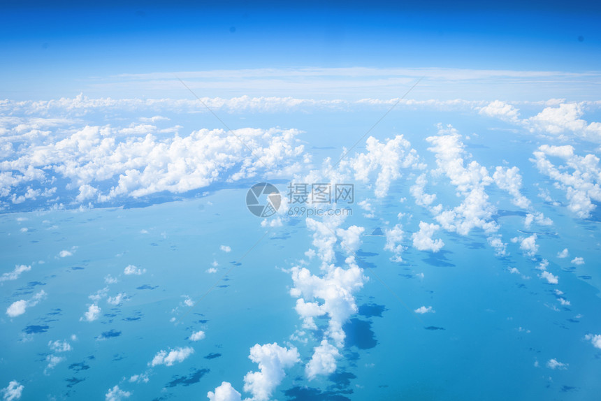 ariel查看海面背景上的云形自然空气白色的图片