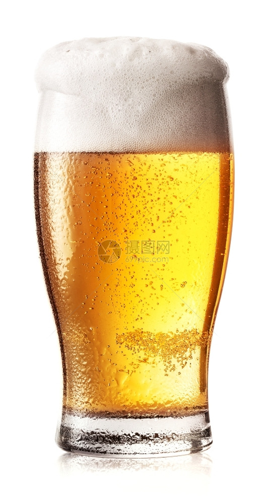 玻璃杯轻啤酒装有泡沫和水滴在玻璃上杯轻啤酒装有泡沫和水滴出去温度图片