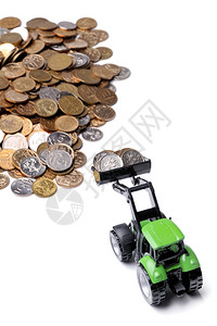 捡硬币的绿色拖拉机捡硬币的绿色拖拉机白背景科佩克加载桩图片