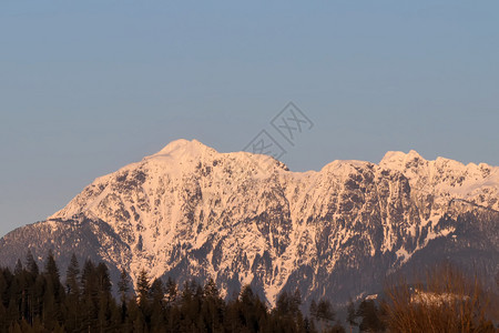 降雪阳光明媚的下午寒冬山上雪景天冷冻图片