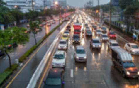 泰国的交通潮点模糊加上雨大灯散焦城市的图片