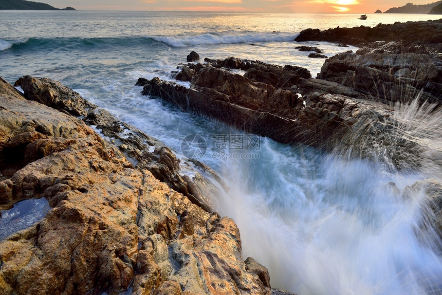 海浪冲击直线撞海滩上的岩石天空水户外图片