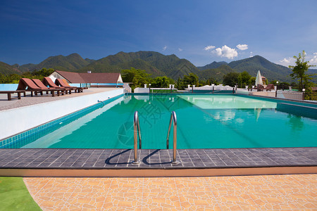 酒店户外游泳池背景图片
