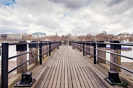 扶手伦敦泰晤士河南岸Wooden渔捞码头活动松弛图片