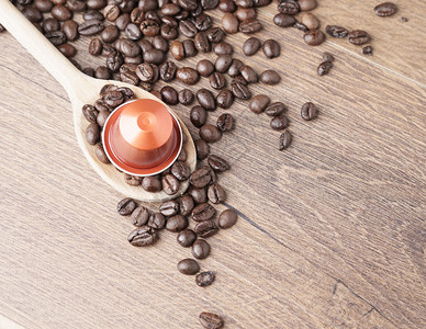 咖啡胶囊和木制勺子豆和咖啡放在木制背景上顶面浓咖啡质地自然图片