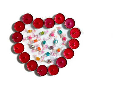 天情人节概念红色心和甜糖果的白色背景丝带微笑图片