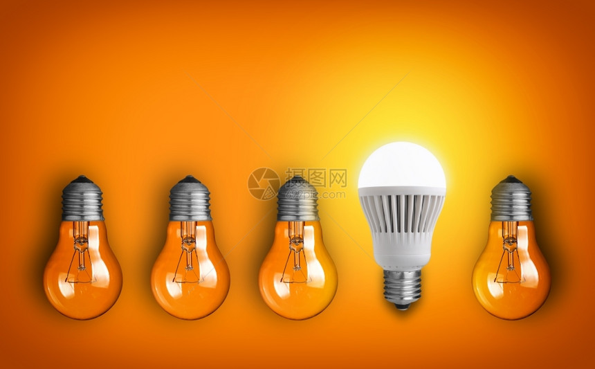 用一排灯泡构思概念橙电气独特图片