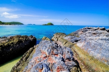 浮潜泰国美丽的岛屿向上飘动天堂有清澈海水和石头滩松弛夏天图片
