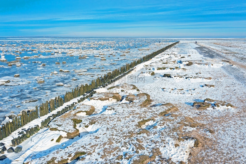 冬天极湖季从荷兰一个冰冻的瓦登海起飞空中机图片