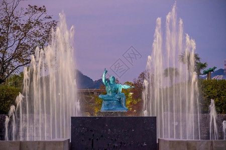 著名的平静日本九州长崎和平公园雕像建筑学夜晚高清图片素材