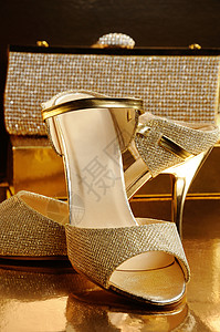 金带鞋素材别致时尚包几双金皮鞋在背景特写上背景