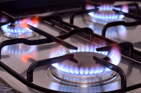 热煤气厨房炉灶的近距离火力发光的燃烧背景图片