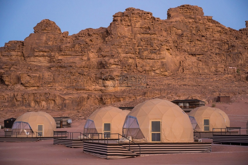 在约旦瓦迪鲁姆沙漠的马尔提安圆顶帐篷上方的恒星户外阿拉伯图片