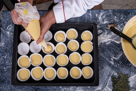 生产香草烤面包机的津尼塔尔平面用钢盘中的袖子倒糕点奶油坚果图片