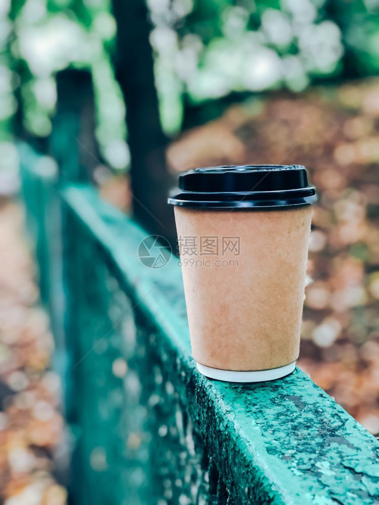 环境的快速地街道上留下的咖啡杯食物和饮料带走了废物问题的概念生态污染移动摄影学生物污染水下喝图片