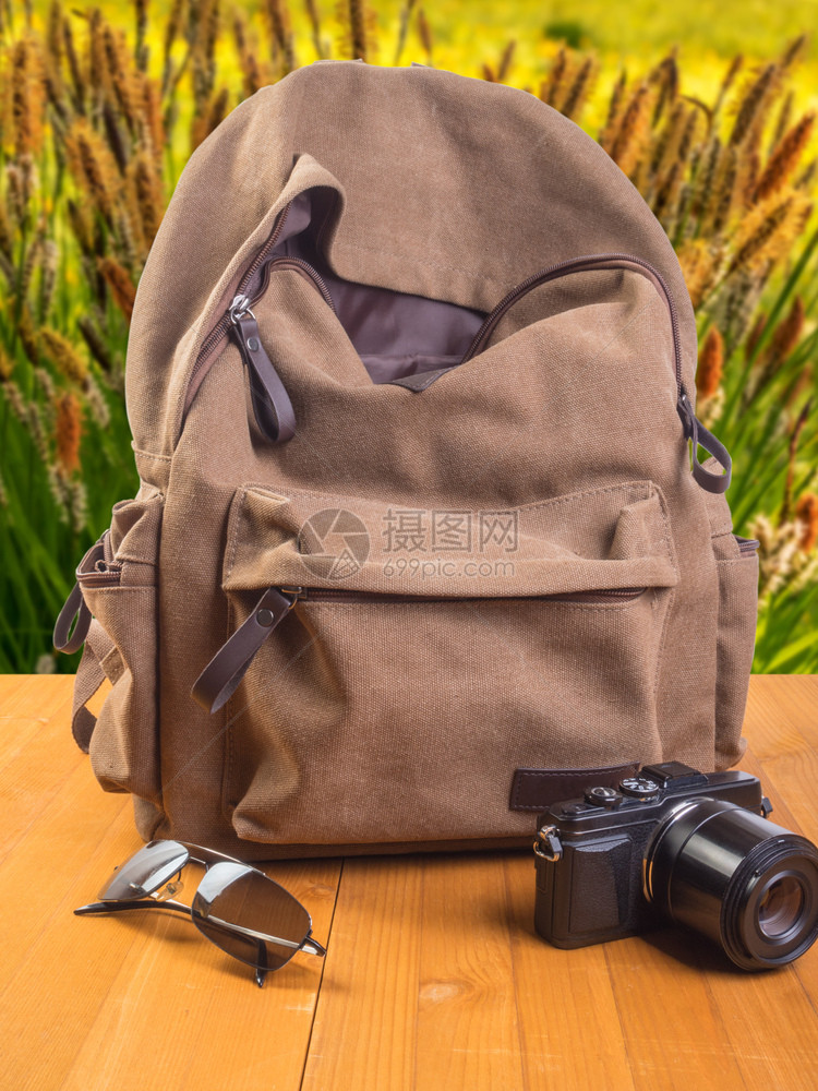 高架世界旅游木制背景的包照相机和太阳镜旅行概念木制背景的包照相机和眼镜图片