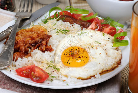 调味品一顿饭早餐软煮饭炒鸡蛋培根番茄片和绿菜盘子图片