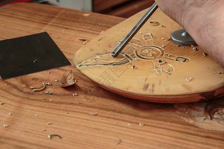 木材工匠雕刻与切塞尔和恩格拉弗工具的手活动图片