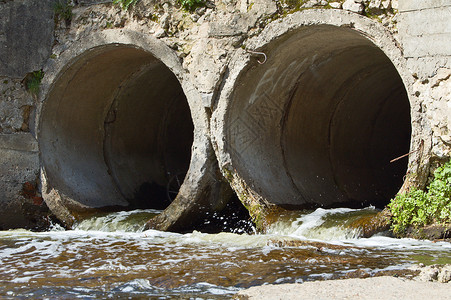 两根混凝土排水管的流出污口走沟渠高清图片
