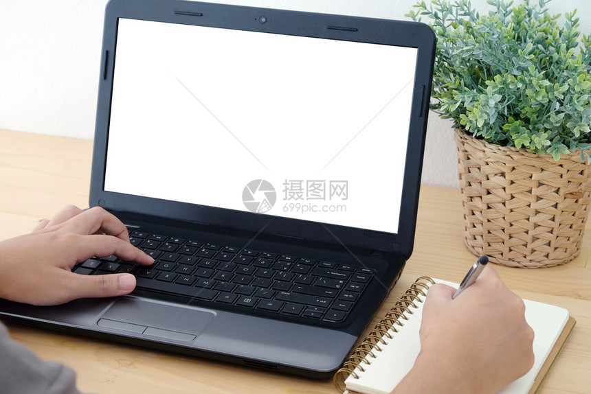 写作电脑在职的手打笔记本用空白屏幕打笔记本和写字模拟背景技术生活方式图片
