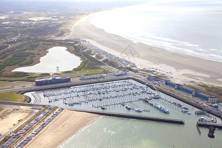 西方夏天荷兰IJmuiden海滩游艇港的空中景象游客图片