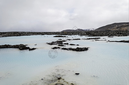 变暖气候海洋蓝色环礁湖冰原中的温暖水山地以雪为背景图片