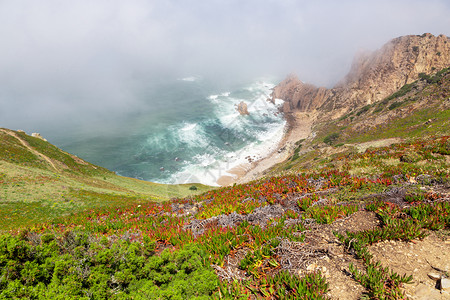 岩石欧洲大陆在西洋的点CabodaRoca夏季雾中乐家海岸图片