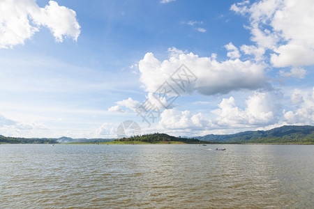 湖水库公园坝山脉和森林覆盖的山脉和自然肥力泰国桑赫拉布里图片