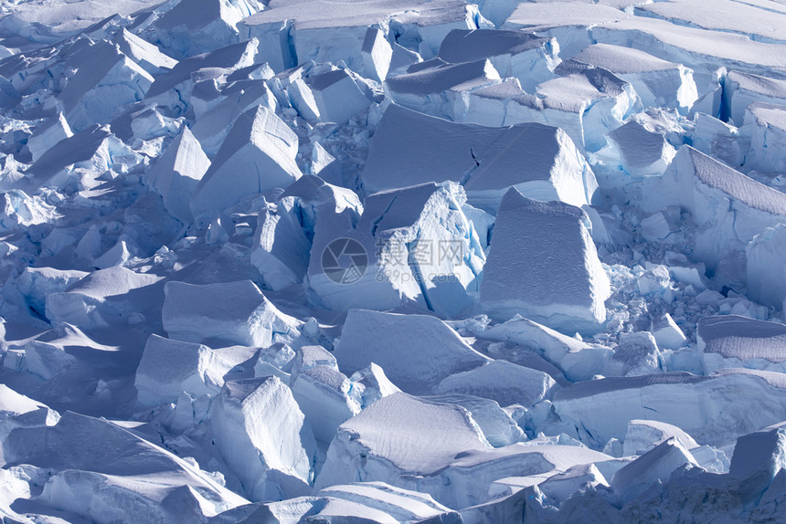 舌头细节大陆在南极阳光下冰川舌上紧闭的块在南极阳光下闪烁着蓝色图片