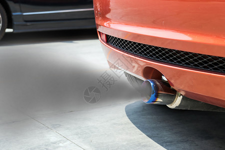 什么时候一氧化碳防锈的发动机启时汽车排气管的烟雾图片