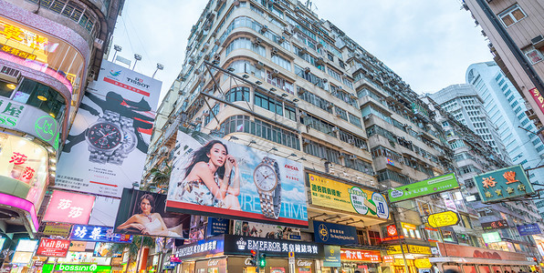 人群们香港2014年5月2日04年5月2日城市街道沿线的旅游者和地方居民每年吸引150万人背景图片