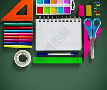 补给品丰富多彩的学生带绿色背景的彩全学校用品回概念高清图片