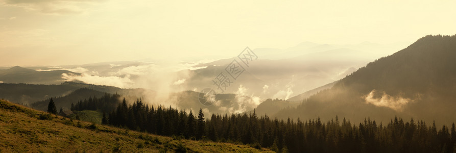 夏日在山中福吉的一天夏在山中福吉的一天爬坡道全景阳光图片