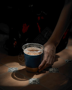 咖啡馆里有冰的女人喝冰咖啡的妇女茶点夏天手图片