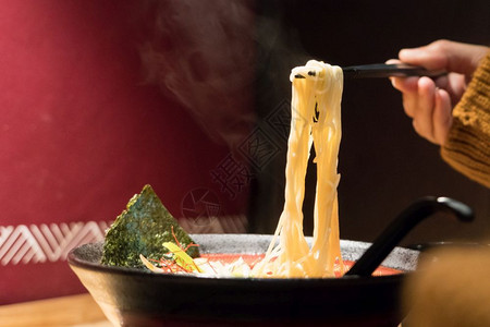 人们拉面在筷子上握着女手食物和饮料亚洲碗中国人高清图片素材