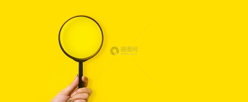 黄色背景上的手持放大镜带文字空间的全景模拟图像和文本空间数字的搜索引擎优化图片