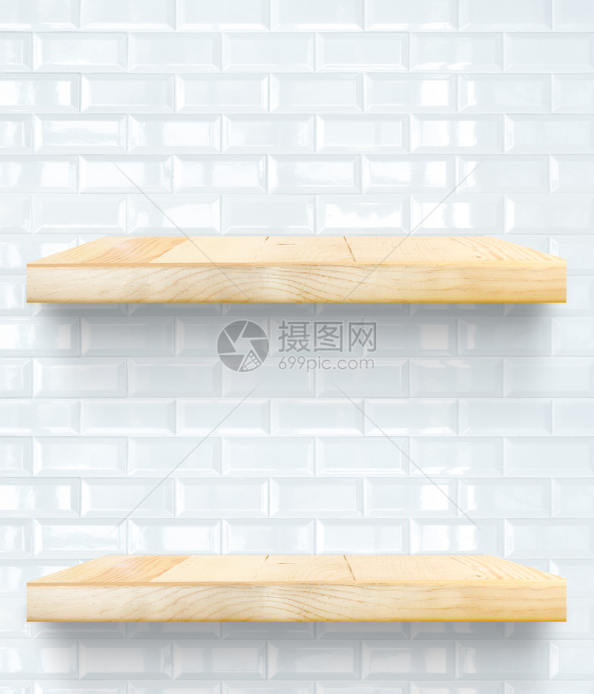 光滑内部的白瓷砖墙上空木制表格顶端和架子Template模型显示您的产品柜台图片