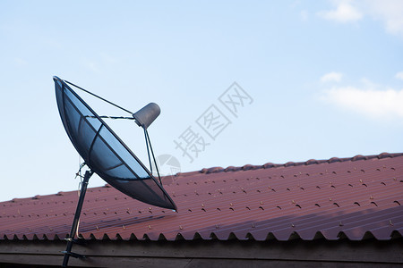 传送卫星电视台登上屋顶接收发送的电视信号互联网接收者图片