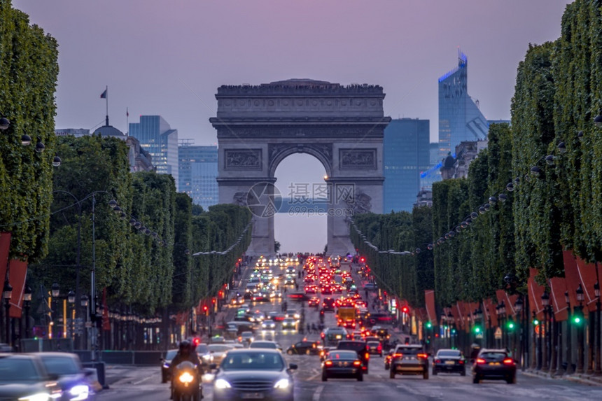 法国巴黎香榭丽舍大街上的密集交通凯旋门黄昏香榭丽舍大街和黄昏的凯旋门纪念碑发光的欧洲图片