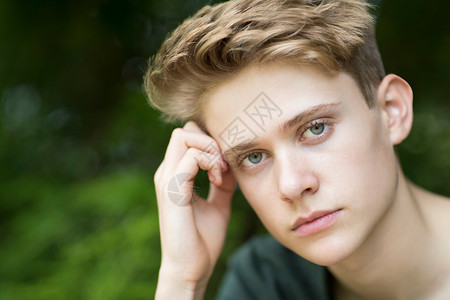 绝望男生令人沮丧的青少年男孩坐在户外的肖像健康图片
