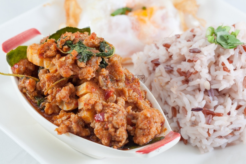 蔬菜热的泰国配有香料和辣椒成分猪肉的泰国食品一顿饭图片