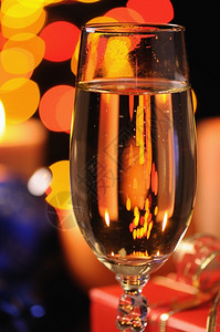 礼物酒杯和香槟在多色火花的背景上眼镜嘶声图片