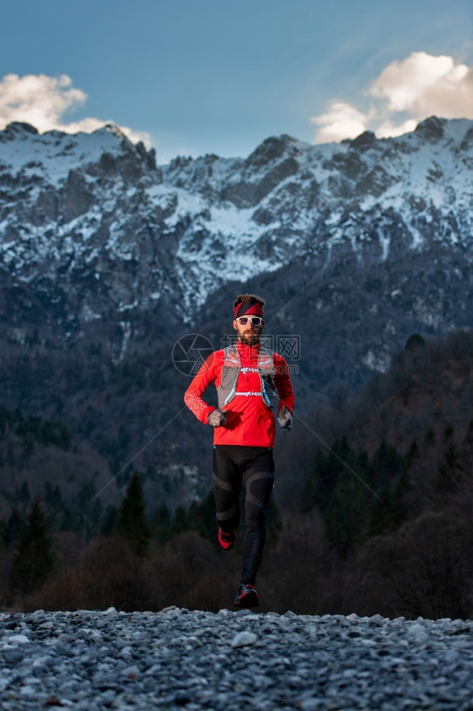 一种雪北欧的在寒冷山丘锻炼期间长途跑运动员图片