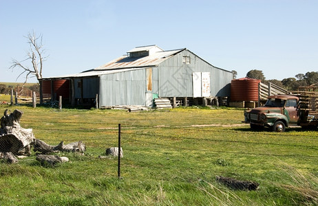 农家乐乡村的卡车澳大利亚新南威尔士州克罗附近一个农场的旧剪切棚图片