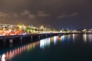 城市新加坡水库沿线的公路和桥梁夜间著名的交通图片